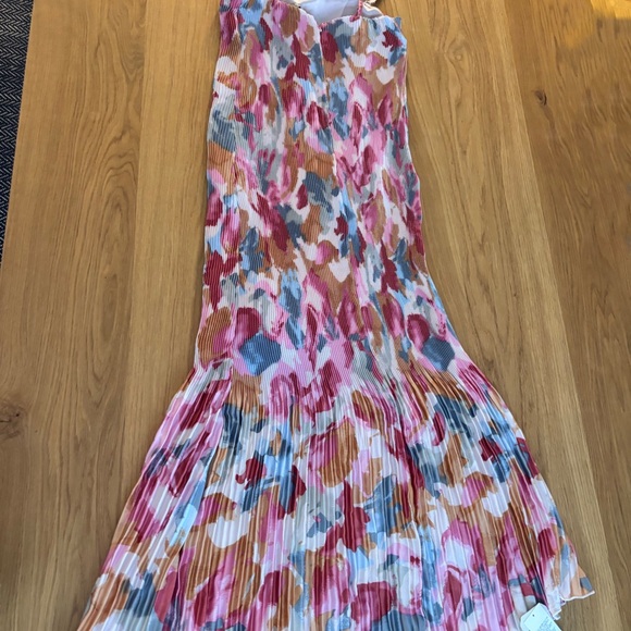 Abercrombie & Fitch Giselle Pleat Release Midi Dress - Picture 5 of 6